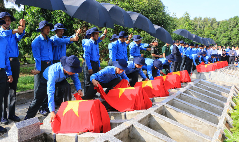 Đội K91 thực hiện nghi thức an táng hài cốt các liệt sỹ. Ảnh: Nhựt An – TTXVN