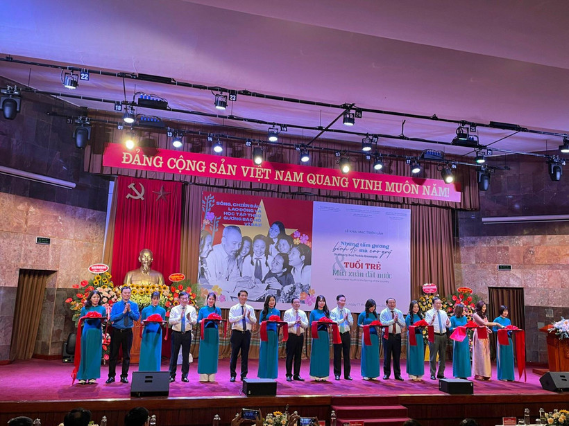 Khai mạc triển lãm “Những tấm gương bình dị mà cao quý” và “Tuổi trẻ - Mùa xuân đất nước”. Ảnh: baochinhphu.vn