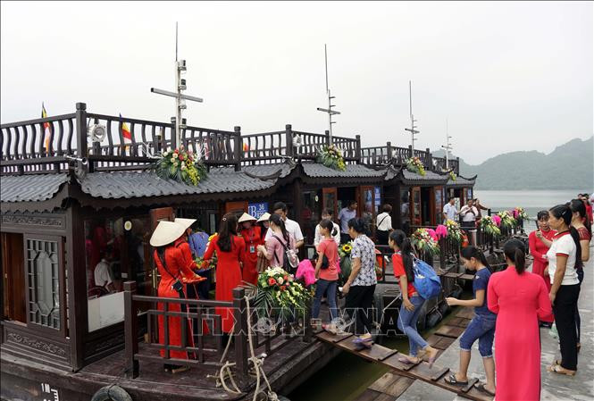 Du khách trải nghiệm dự Tiệc Trà Du thuyền diễn ra trong khung giờ 16h30 - 18h30 ngắm hoàng hôn trên hồ Lục Nhạc hàng ngày. Ảnh: Đại Nghĩa - TTXVN