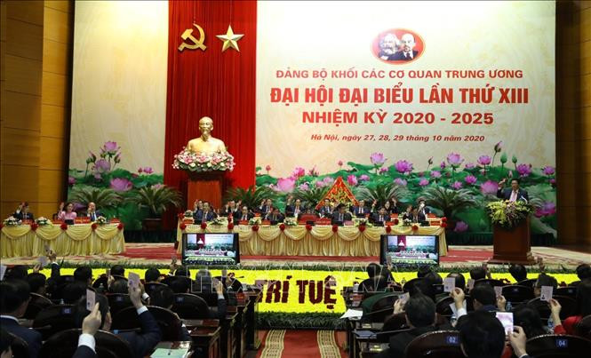 Các đại biểu biểu quyết thông qua giới thiệu của Đại hội đối với nhân sự Bí thư Đảng ủy Khối các cơ quan Trung ương lần thứ XIII, nhiệm kỳ 2020-2025. Ảnh: Văn Điệp - TTXVN