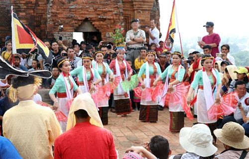 Các thiếu nữ Chăm múa mừng lễ hội Katê tại tháp Pô Klong Garai, thành phố Phan Rang - Tháp Chàm. Ảnh: Công Thử - TTXVN