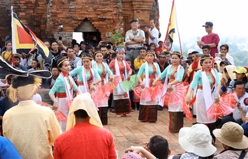 Các thiếu nữ Chăm múa mừng lễ hội Katê tại tháp Pô Klong Garai, thành phố Phan Rang - Tháp Chàm. Ảnh: Công Thử - TTXVN