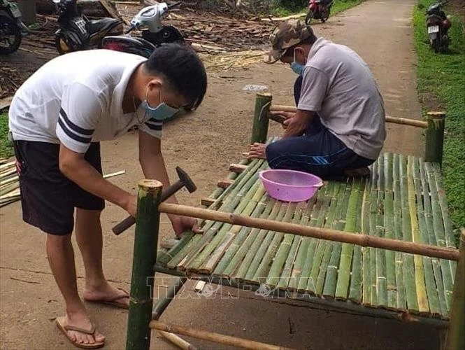 Đồng bào S’tiêng làm giường tre tặng khu cách ly phòng, chống dịch COVID-19