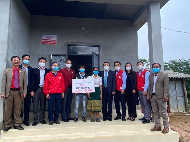 Bàn giao nhà và tặng quà cho gia đình chị Hồ Thị Bình ở thôn Xung Phong xã Vĩnh Khê, huyện Vĩnh Linh, tỉnh Quảng Trị. Ảnh: dangcongsan.vn