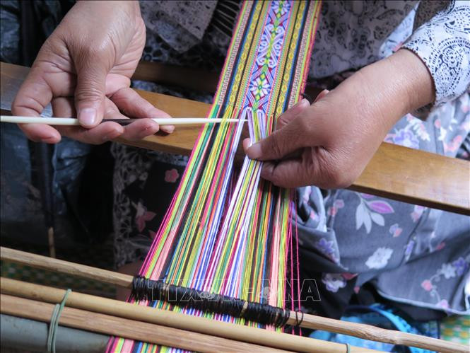 Dệt thổ cẩm tại làng du lịch cộng đồng Kon Kơ Tu, thành phố Kon Tum. Ảnh: Dư Toán – TTXVN
