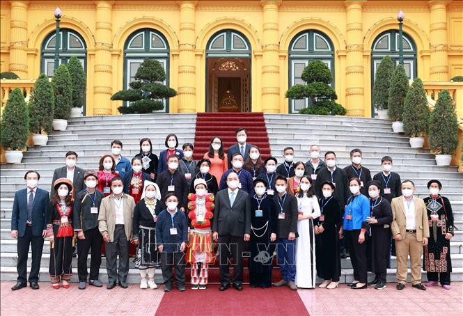 Chủ tịch nước Nguyễn Xuân Phúc với người có uy tín, trưởng thôn tiêu biểu tỉnh Bắc Kạn. Ảnh: Thống Nhất –TTXVN
