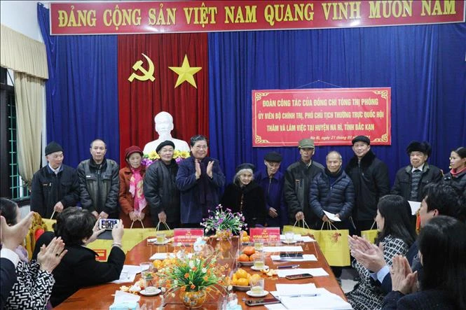 Phó Chủ tịch Thường trực Quốc hội Tòng Thị Phóng thăm và làm việc tại huyện Na Rì
