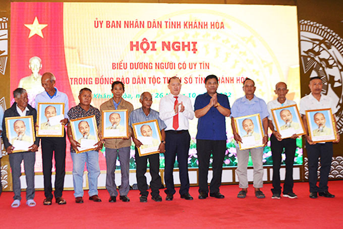 Ông Y Thông, Phó Chủ nhiệm Ủy ban Dân tộc (người thứ tư từ phải sang) tặng quà của Ủy ban Dân tộc cho người có uy tín tỉnh Khánh Hòa. Ảnh: baokhanhhoa.vn