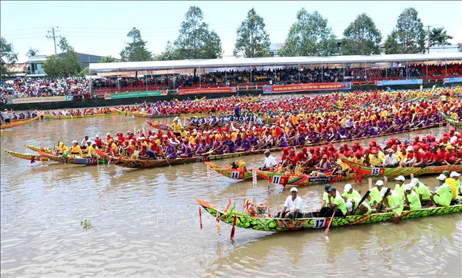 Gìn giữ lễ hội truyền thống đặc sắc đua ghe Ngo của đồng bào Khmer