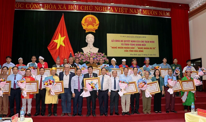 Công bố Quyết định của Chủ tịch nước và trao tặng danh hiệu “Nghệ nhân nhân dân”, “Nghệ nhân ưu tú” tỉnh Hòa Bình