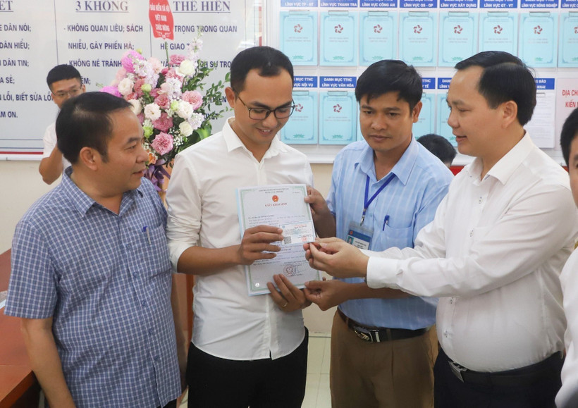 Trẻ dưới 6 tuổi đầu tiên được cấp giấy khai sinh và thẻ bảo hiểm y tế theo dịch vụ công liên thông