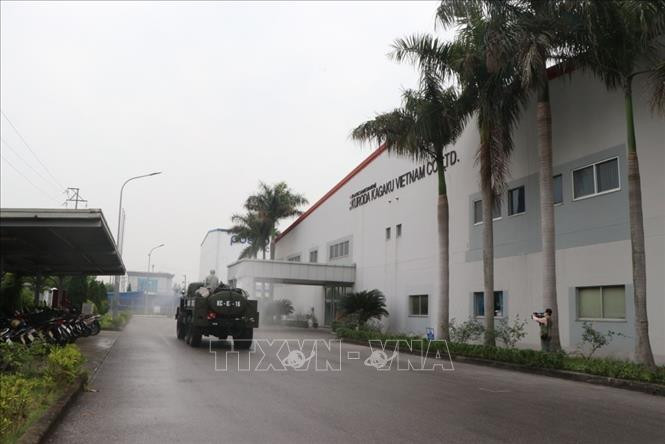 Phun khử khuẩn tại Công ty TNHH Kuroda Kagaku Việt Nam, thuộc Khu công nghiệp Phúc Điển, huyện Cẩm Giàng sáng 18/2. Ảnh: Mạnh Minh- TTXVN
