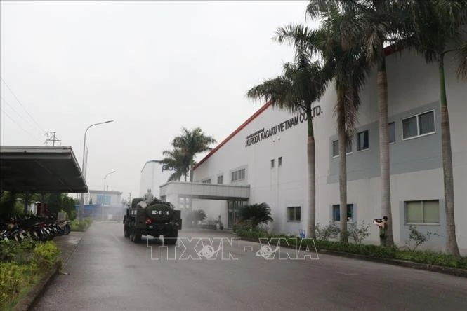 Phun khử khuẩn tại Công ty TNHH Kuroda Kagaku Việt Nam, thuộc Khu công nghiệp Phúc Điển, huyện Cẩm Giàng sáng 18/2. Ảnh: Mạnh Minh- TTXVN