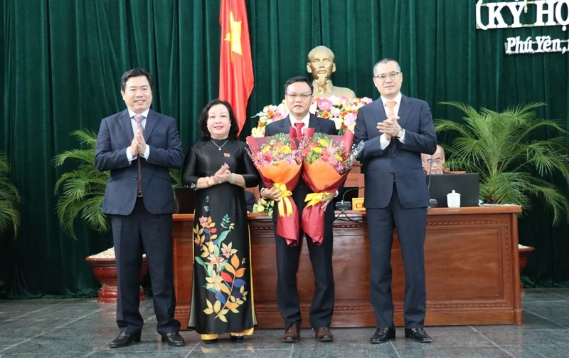 Thường trực Tỉnh ủy và HĐND tỉnh tặng hoa chúc mừng ông Đào Mỹ vừa được bầu giữ chức Phó Chủ tịch UBND tỉnh Phú Yên, nhiệm kỳ 2016-2021.Ảnh: nhandan.com.vn 