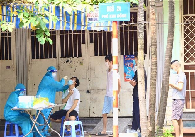 Tiếp tục xét nghiệm để bóc tách tất cả nguồn lây ra khỏi cộng đồng, sớm đưa cuộc sống trở lại bình thường. Ảnh: Hoàng Hiếu - TTXVN 