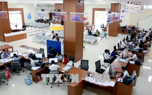 Hoạt động giải quyết các thủ tục hành chính tại Trung tâm hành chính công tỉnh Thái Bình. Ảnh: Thế Duyệt-TTXVN