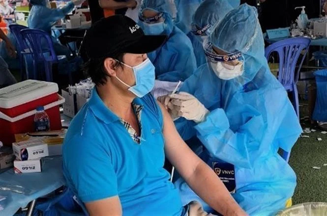 Tổ chức tiêm vaccine miễn phí 100% cho công nhân "3 tại chỗ" tại Khu công nghiệp Việt Nam -Singaore. Ảnh: Chí Tưởng -TTXVN 
