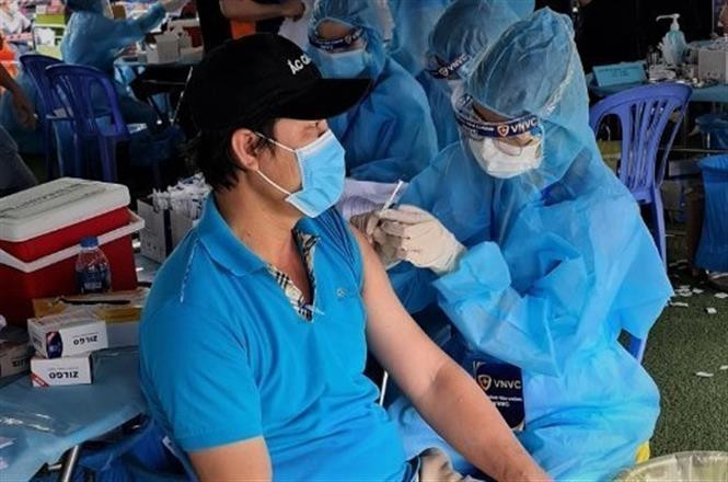 Tổ chức tiêm vaccine miễn phí 100% cho công nhân "3 tại chỗ" tại Khu công nghiệp Việt Nam -Singaore. Ảnh: Chí Tưởng -TTXVN 