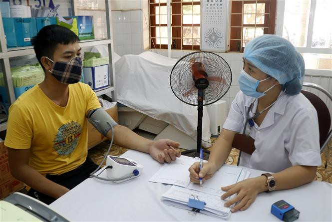 Khám chữa bệnh tại Bệnh viện đa khoa huyện Bảo Yên. Ảnh: Quốc Khánh - TTXVN 