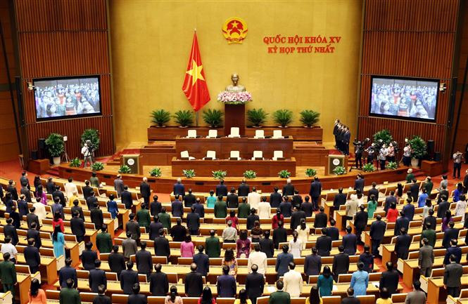 Các đại biểu thực hiện nghi thức chào cờ tại phiên bế mạc Kỳ họp thứ nhất, Quốc hội khóa XV. Ảnh: Phạm Kiên - TTXVN 