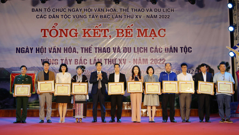 Lãnh đạo tỉnh Phú Thọ trao Bằng khen của Chủ tịch UBND tỉnh cho các tập thể có thành tích xuất sắc trong công tác tổ chức Ngày hội. Ảnh: Trung Kiên – TTXVN