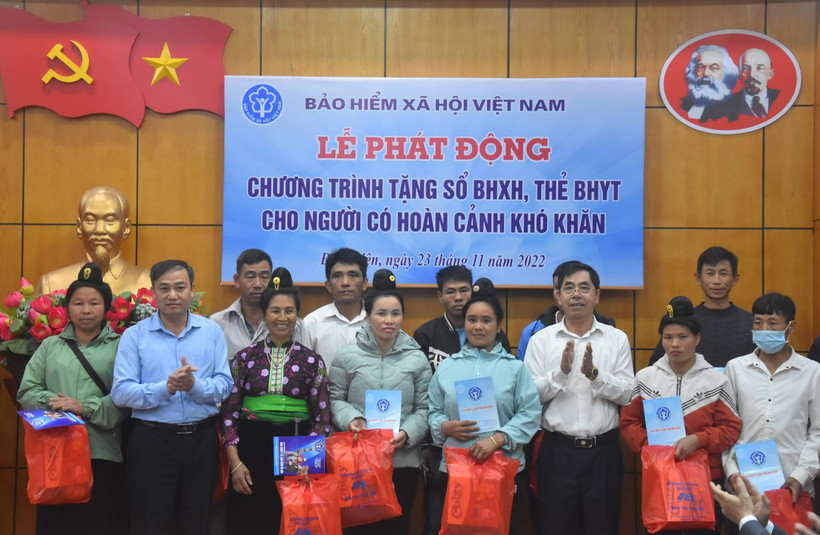 Tặng sổ bảo hiểm xã hội, thẻ bảo hiểm y tế cho người khó khăn với tổng giá trị trên 45,5 tỷ đồng