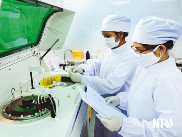 Nữ y, bác sỹ của Trung tâm Y tế Thuận Bắc ứng dụng trang thiết bị hiện đại vào chăm sóc sức khỏe Nhân dân. Ảnh: baoninhthuan.com.vn 