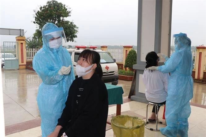 Lấy mẫu xét nghiệm SARS-CoV-2. Ảnh: Mạnh Minh - TTXVN 
