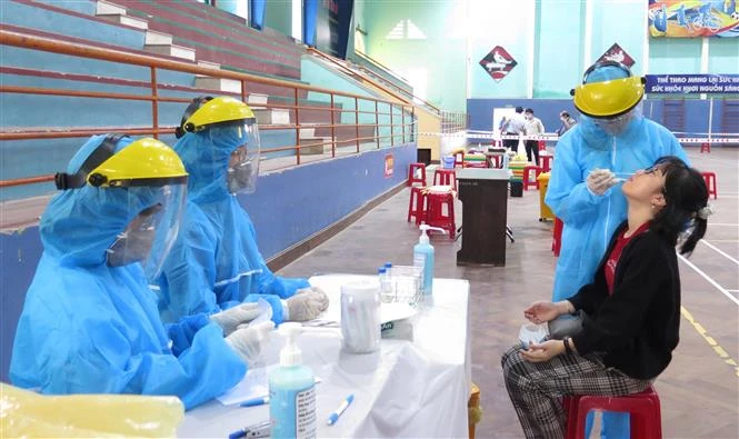  Lấy mẫu xét nghiệm cho sinh viên. Ảnh: Tường Vi - TTXVN 