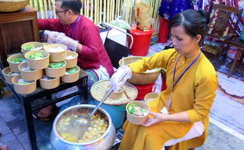 Bún bò Huế được giới thiệu tại lễ hội. Ảnh: Tường Vi - TTXVN.