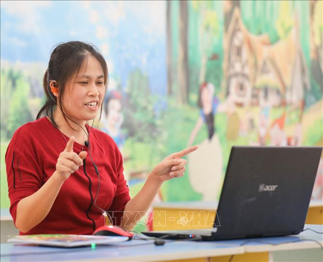 Giáo viên chưa tiêm đủ 2 mũi vaccine phòng COVID-19 chỉ dạy học trực tuyến, không đến lớp dạy trực tiếp. Ảnh: Thanh Tùng - TTXVN