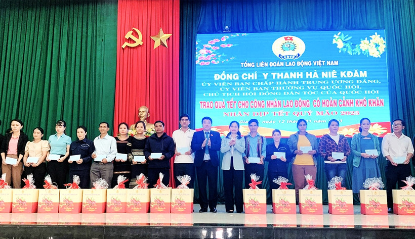 Tặng quà Tết cho 100 công nhân lao động có hoàn cảnh khó khăn tại Gia Lai