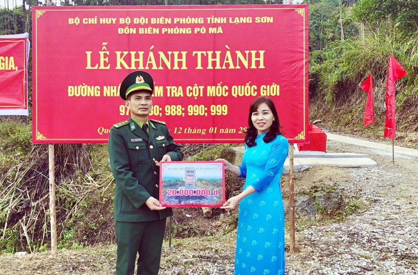 Đại diện Hội Liên hiệp Phụ nữ huyện Bình Gia (đơn vị kết nghĩa với Đồn Biên phòng Pò Mã) trao biểu trưng hỗ trợ kinh phí xây dựng công trình cho Đồn Biên phòng Pò Mã. Ảnh: Thái Thuần – TTXVN