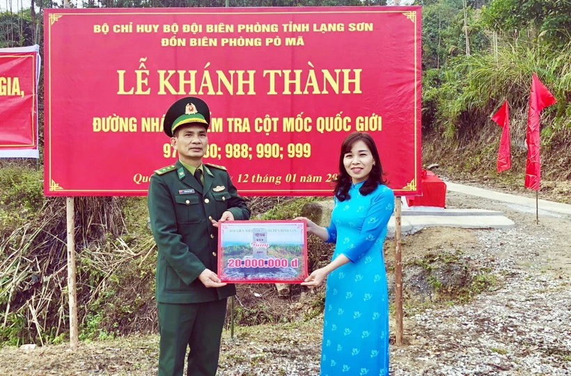 Đại diện Hội Liên hiệp Phụ nữ huyện Bình Gia (đơn vị kết nghĩa với Đồn Biên phòng Pò Mã) trao biểu trưng hỗ trợ kinh phí xây dựng công trình cho Đồn Biên phòng Pò Mã. Ảnh: Thái Thuần – TTXVN
