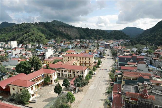 Năm 2020, huyện Chợ Đồn (Bắc Kạn)đầu tư nâng cấp, xây dựng mới hơn 768 km đường giao thông nông thôn đạt chuẩn và kiên cố hóa hơn 172 km đường trục chính nội đồng, kênh mương nội đồng. Ảnh: Vũ Sinh - TTXVN