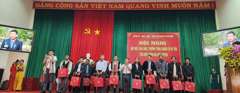 Kon Tum: Gặp mặt già làng, trưởng thôn, người có uy tín tiêu biểu