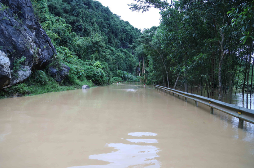 Một điểm trên Quốc lộ 48 nối với huyện miền núi Quế Phong ngập sâu do nước lũ dâng cao khiến giao thông bị tê liệt. Ảnh: Xuân Tiến - TTXVN