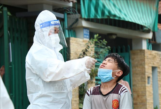 Lực lương y tế lấy mẫu xét nghiệm cho người dân thành phố Buôn Ma Thuột tại khu dân cư có ca mắc trong cộng đồng. Ảnh: Tuấn Anh - TTXVN