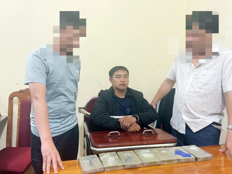 Đối tượng Tráng A Chứ cùng tang vật 7 bánh heroin. Ảnh: cand.com.vn