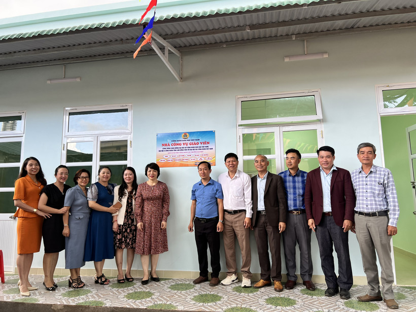 Các đại biểu dự lễ khánh thành và gắn biển nhà công vụ giáo viên trường Tiểu học và Trung học cơ sở Đinh Trang Thượng, huyện Di Linh, tỉnh Lâm Đồng sáng 28/8/2023. Ảnh: lamdong.edu.vn