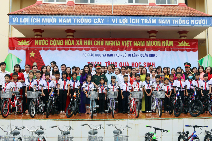 Tặng xe đạp cho học sinh có hoàn cảnh khó khăn tại Trường tiểu học Nơ Trang Lơng (xã Quảng Sơn, huyện Đắk G’long, tỉnh Đắk Nông. Ảnh: TTXVN phát