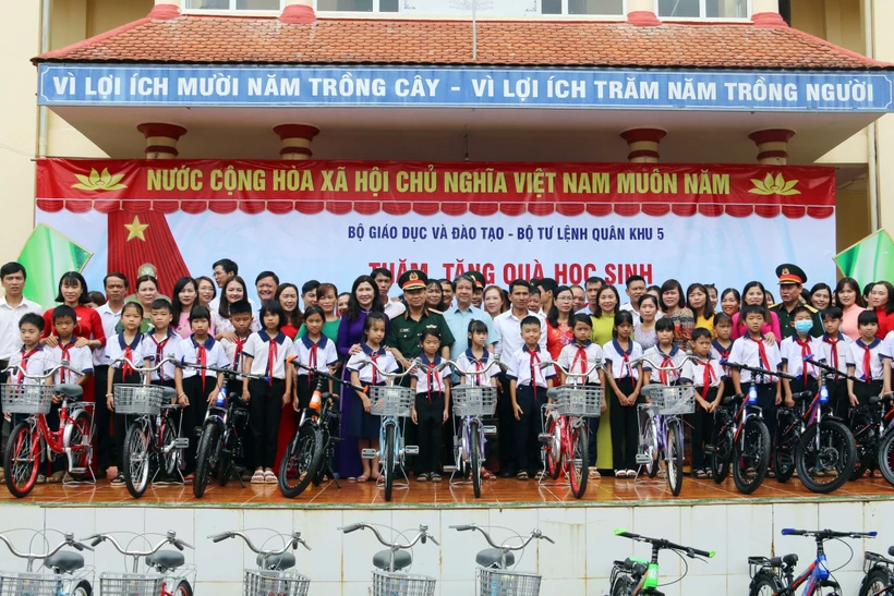 Tặng xe đạp cho học sinh có hoàn cảnh khó khăn tại Trường tiểu học Nơ Trang Lơng (xã Quảng Sơn, huyện Đắk G’long, tỉnh Đắk Nông. Ảnh: TTXVN phát