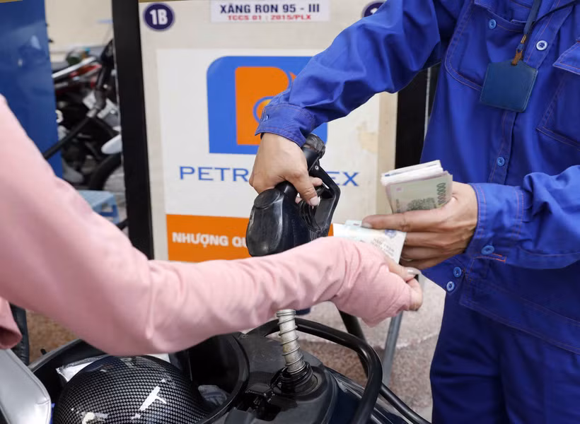 Mua bán xăng, dầu tại điểm kinh doanh trên địa bàn Hà Nội. Ảnh: Trần Việt - TTXVN