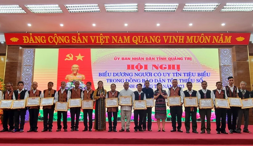 Trao tặng Giấy khen của Trưởng Ban dân tộc tỉnh Quảng Trị cho người có uy tín trong đồng bào dân tộc thiểu số tại hội nghị. Ảnh: Nguyên Lý-TTXVN