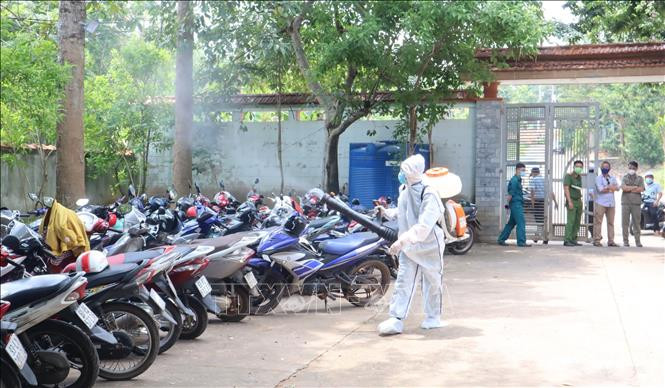 Trung tâm y tế thành phố Đồng Xoài phun khử khuẩn toàn bộ khuôn viên nhà hàng và nơi tổ chức sự kiện. Ảnh: Đậu Tất Thành – TTXVN