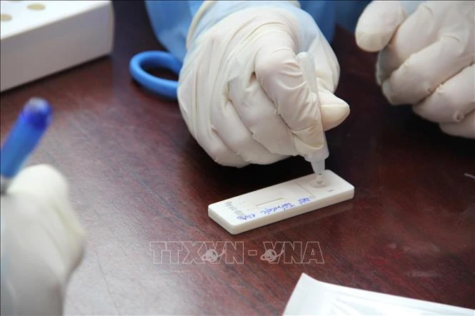 Thí sinh đăng ký dự thi tốt nghiệp Trung học phổ thông năm 2021 ở Bình Dương được lấy mẫu xét nghiệm COVID-19. Ảnh: Văn Hướng -TTXVN