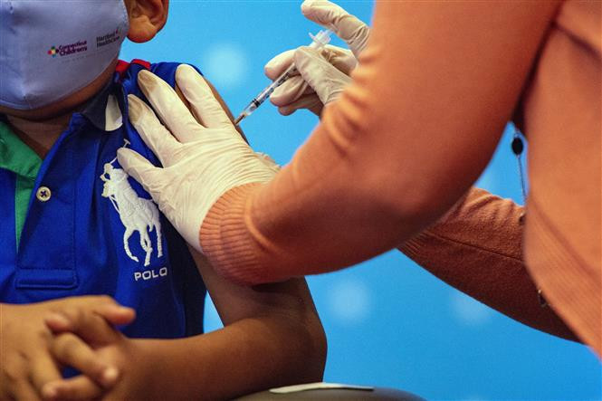 Trẻ em tiêm vaccine ngừa COVID-19 tại Hartford, Connecticut, Mỹ. Ảnh: AFP/TTXVN 
