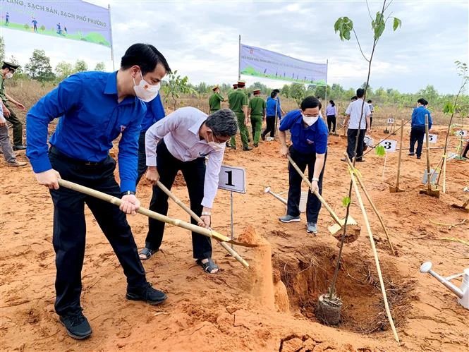 Các đại biểu tham gia trồng 1.000 cây sao đen dọc tuyến kênh thủy lợi tại Khu Lê Hồng Phong, xã Hồng Phong, huyện Bắc Bình. Ảnh: Nguyễn Thanh - TTXVN 