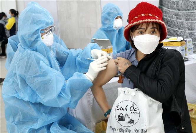 Tiên vaccine phòng COVID-19 cho công nhân. Ảnh: Đồng Thúy-TTXVN 