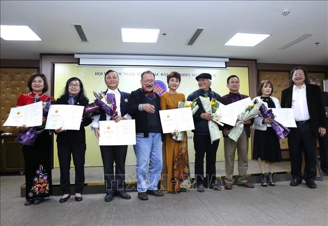 Vụ trưởng Vụ Văn hóa - Văn nghệ Ban Tuyên giáo Trung ương Nguyễn Minh Nhựt và Chủ tịch Hội Văn học nghệ thuật các dân tộc thiểu số Việt Nam Nông Quốc Bình trao giải B cho các tác giả (Không có giải A). Ảnh: Hoàng Hiếu - TTXVN